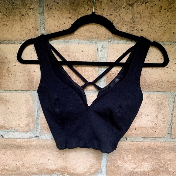 Cutout crop top - Picture 1 of 4